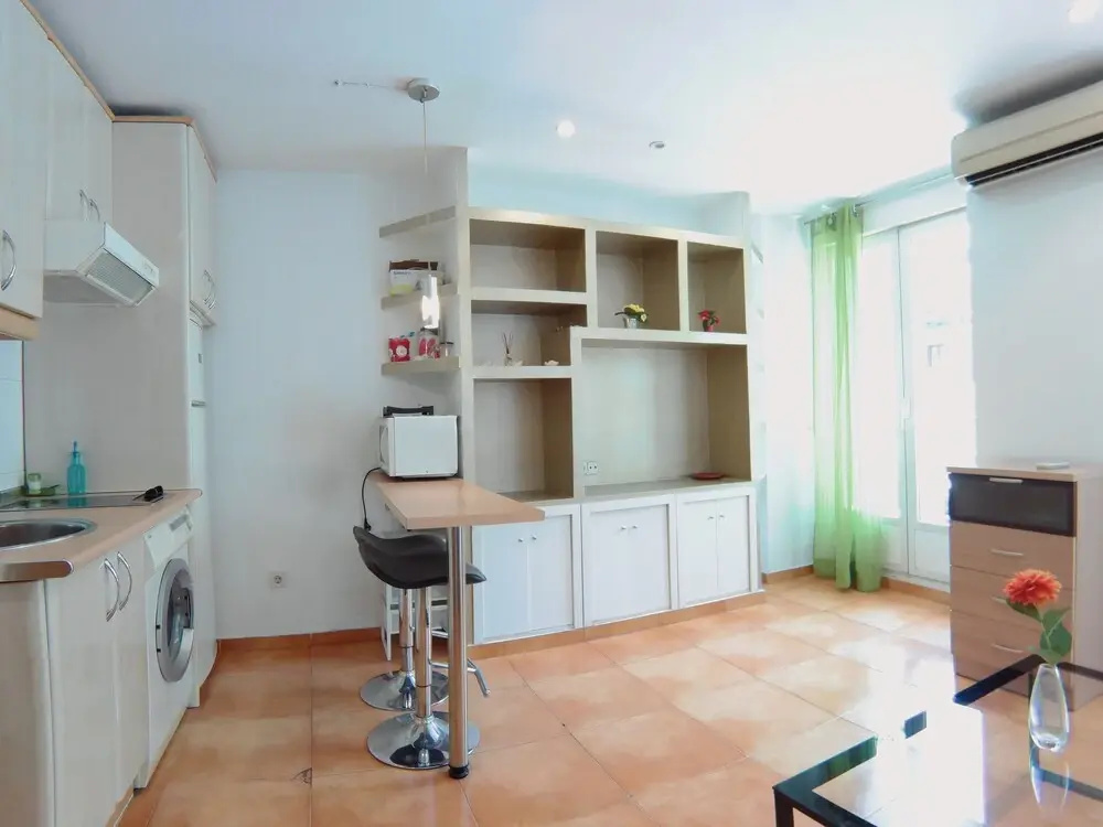 Estudio Exterior con A/C, WiFi y Vistas a Sagasta, Glorieta Bilbao SAG1C