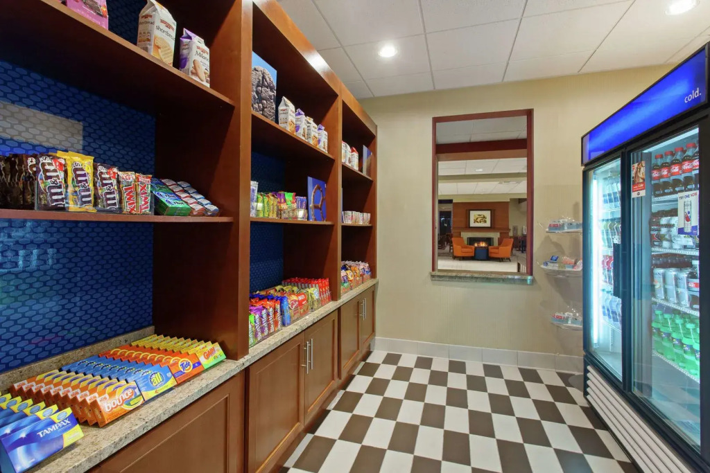 Hampton Inn and Suites Seattle - Airport / 28th Avenue