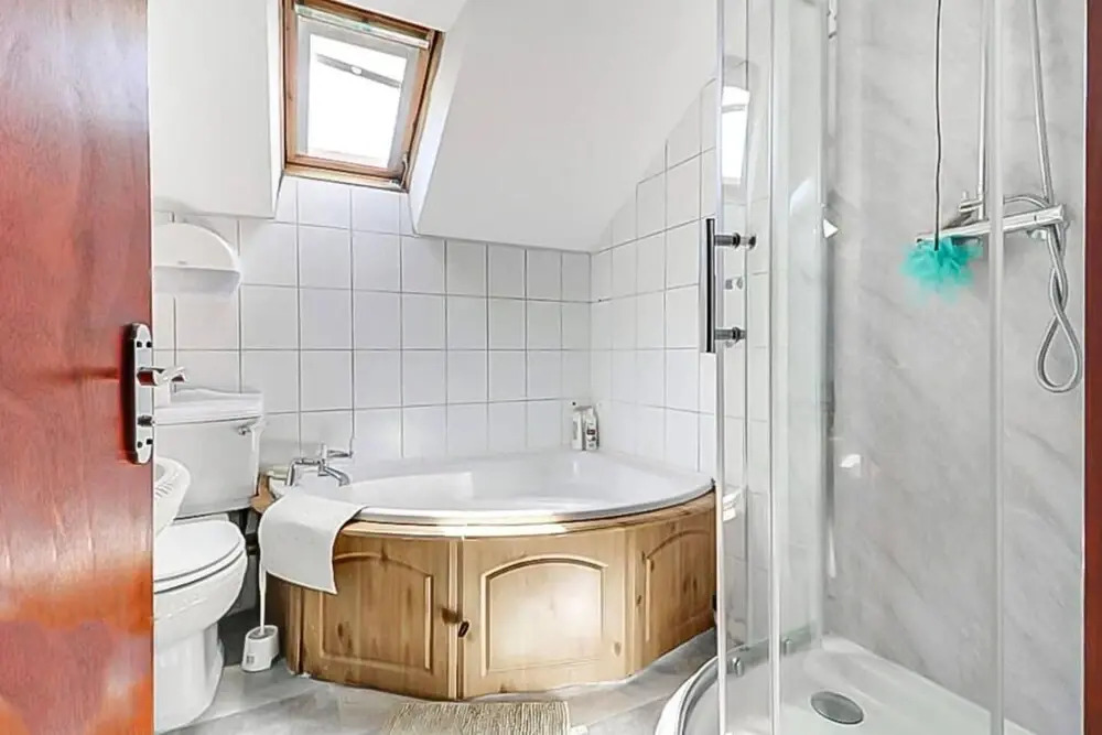 Stunning 7-bed Detached House in Luton With Parkin