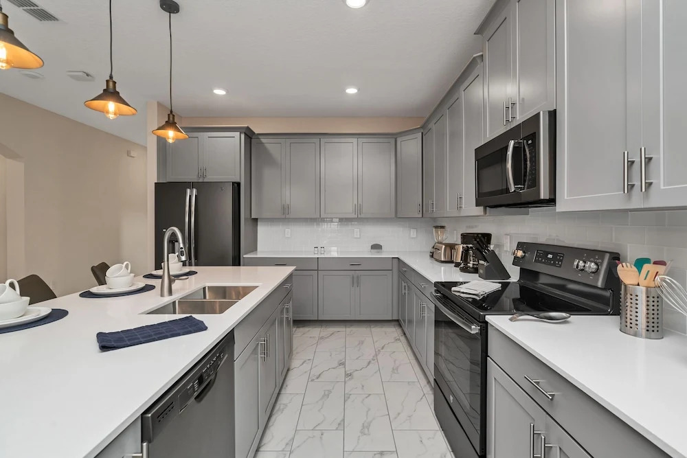 Edgy, Modern 6 Bed 5 Bath