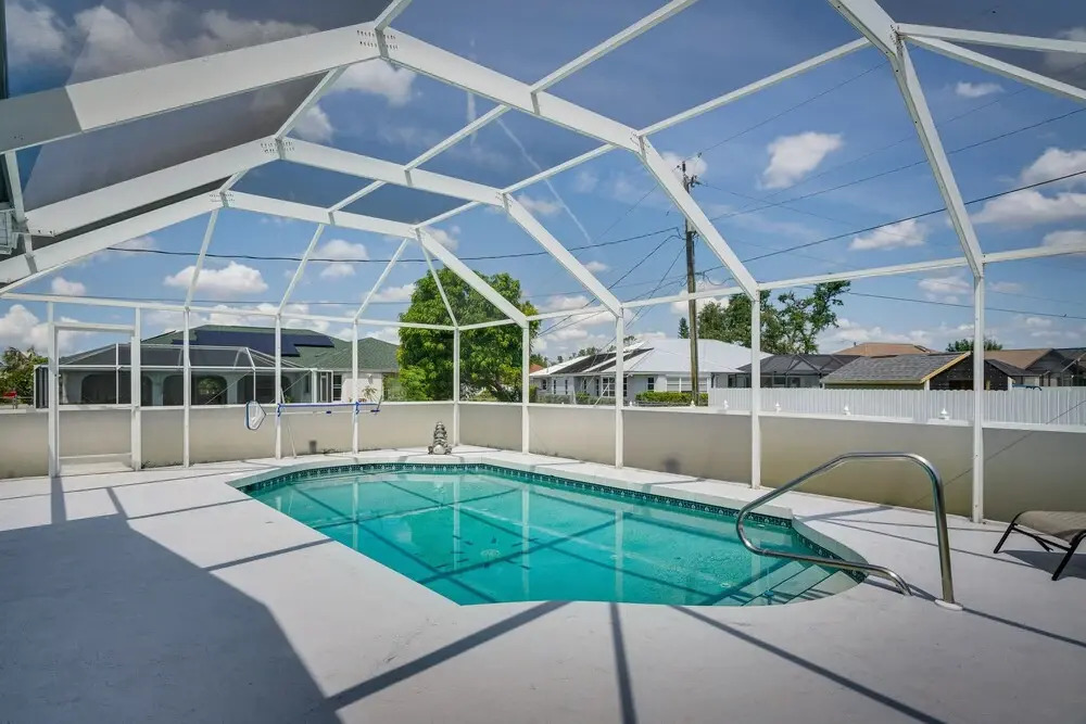 Screened-in Lanai + Yard: Port Charlotte Retreat