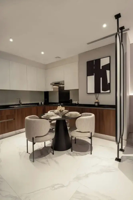 Lusso Hometels J One
