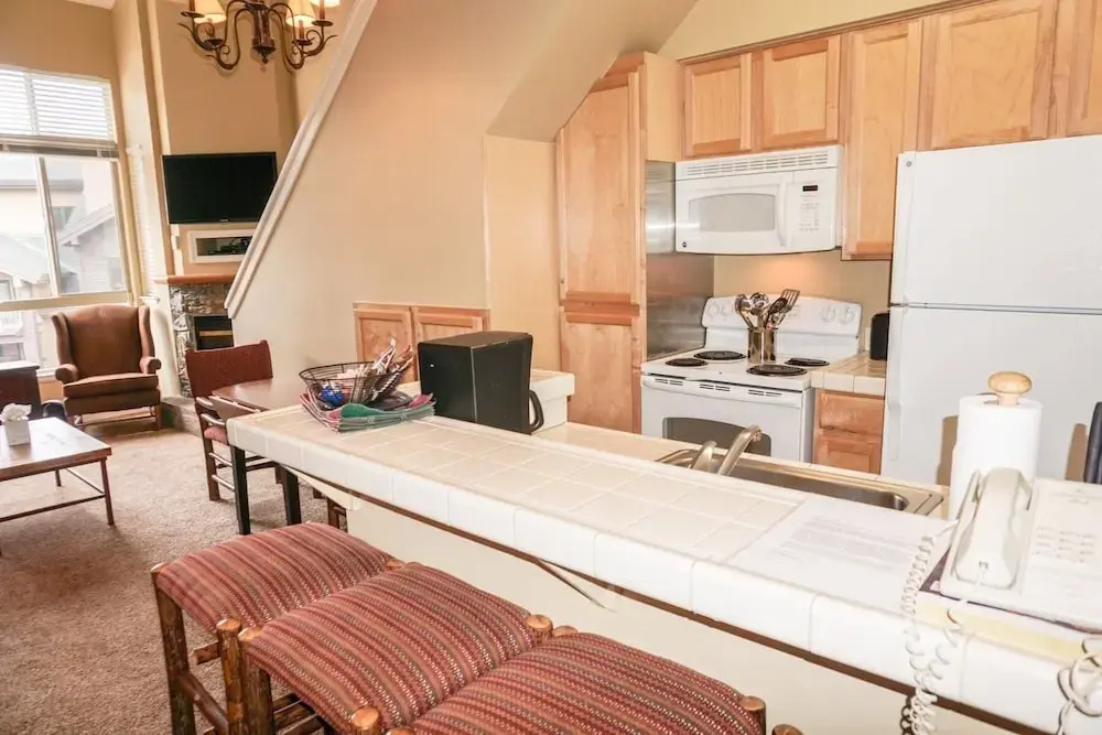 The Mountain Club #318 Village Plaza Studio Loft Suite - I condo