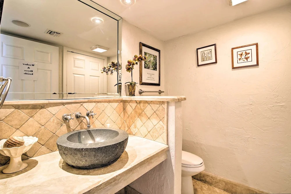 Modern Beachfront Condo w/ Pool & Beach Access!