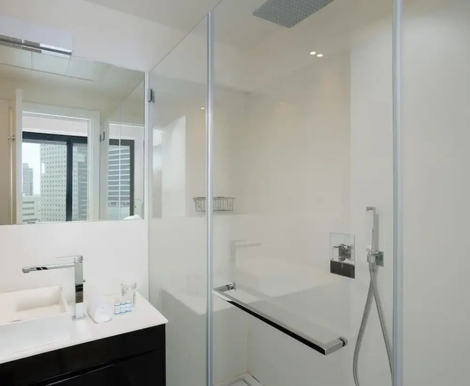Elegant 3BR in White City by HolyGuest