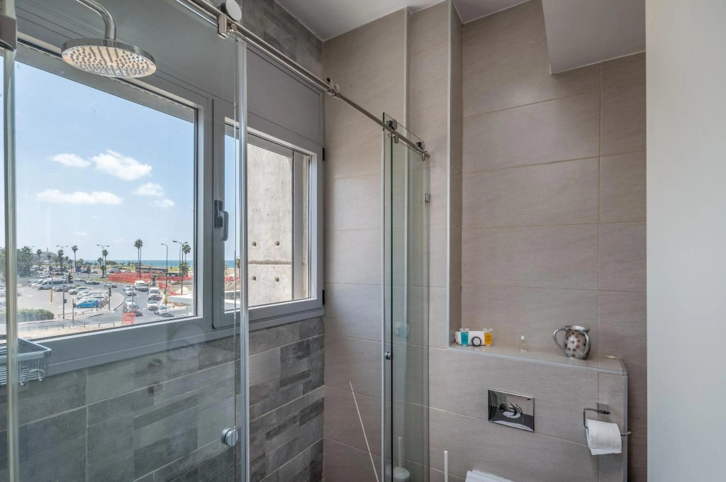 Beautiful Sunny 3 bedrooms in font of the beach