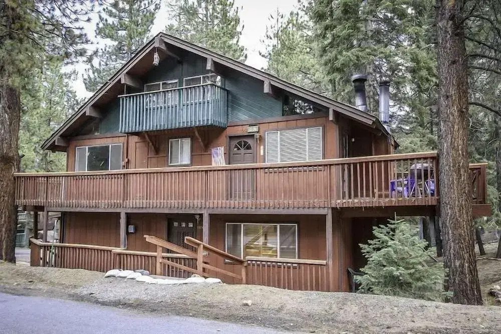Wind Chimes - 3 Br home by RedAwning