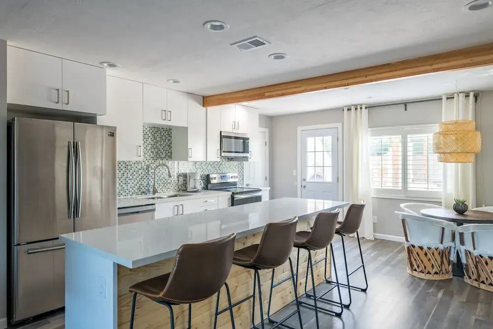 4BR Remodeled Classic near Old Town by WanderJaunt