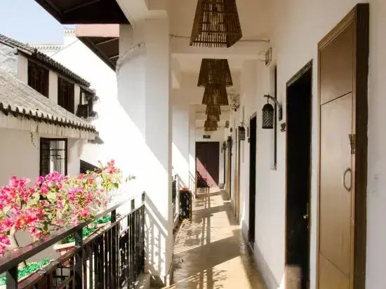 Zhenyangxia Scenic Area Theme Inn