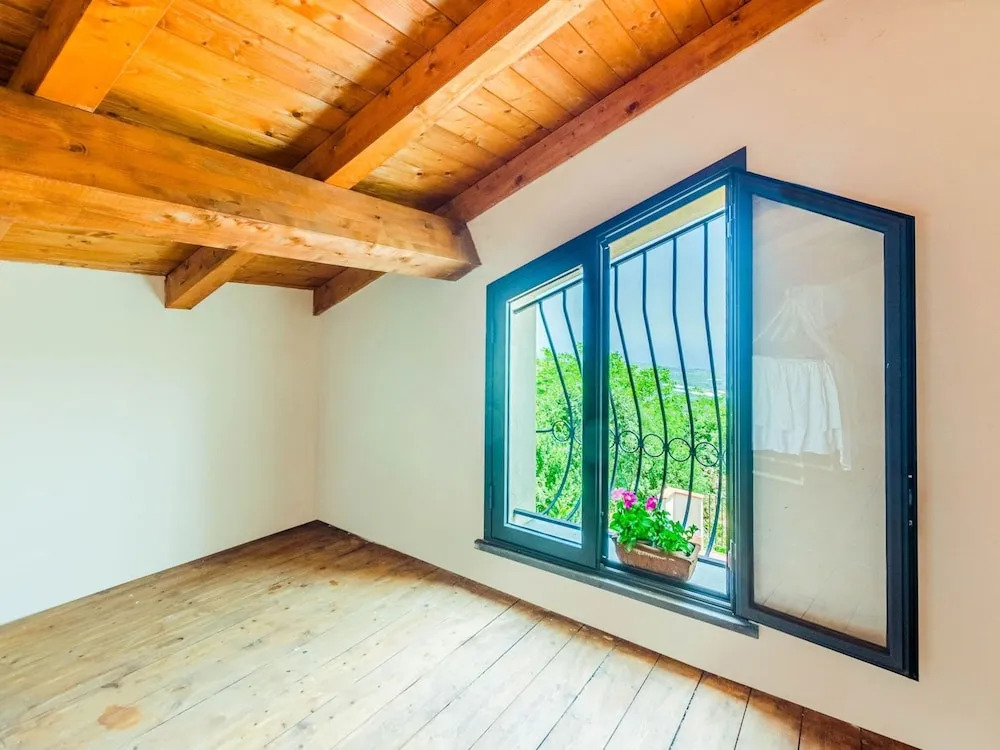 Villa with pool and panoramic surroundings