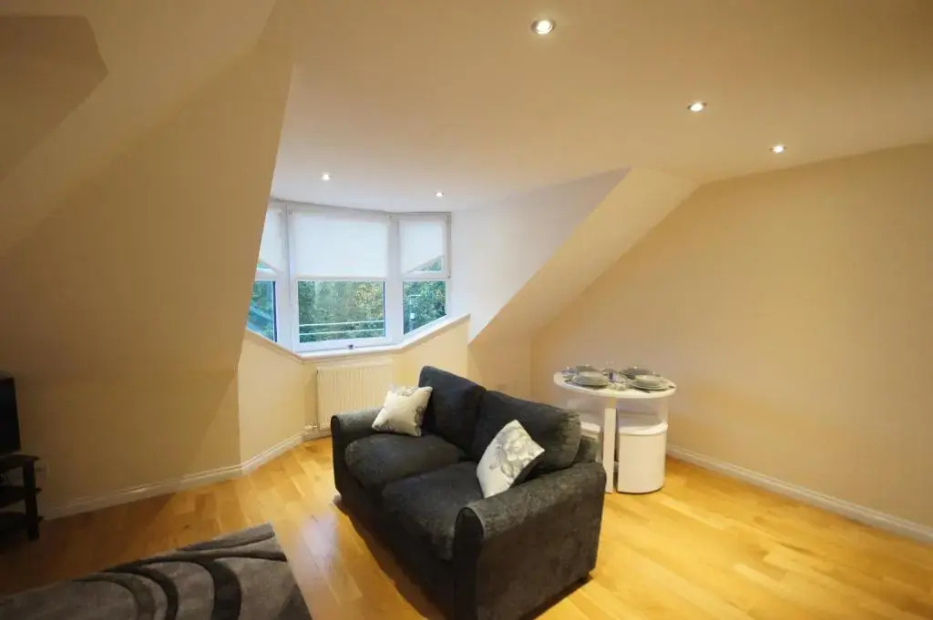 Modern, Cosy Apartment In Bearsden with Private Parking
