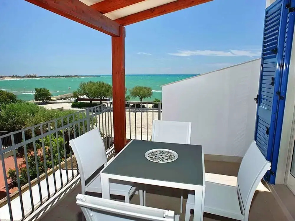 Beautiful Apartment With Outdoor Shower and Beautiful View, Right on the sea
