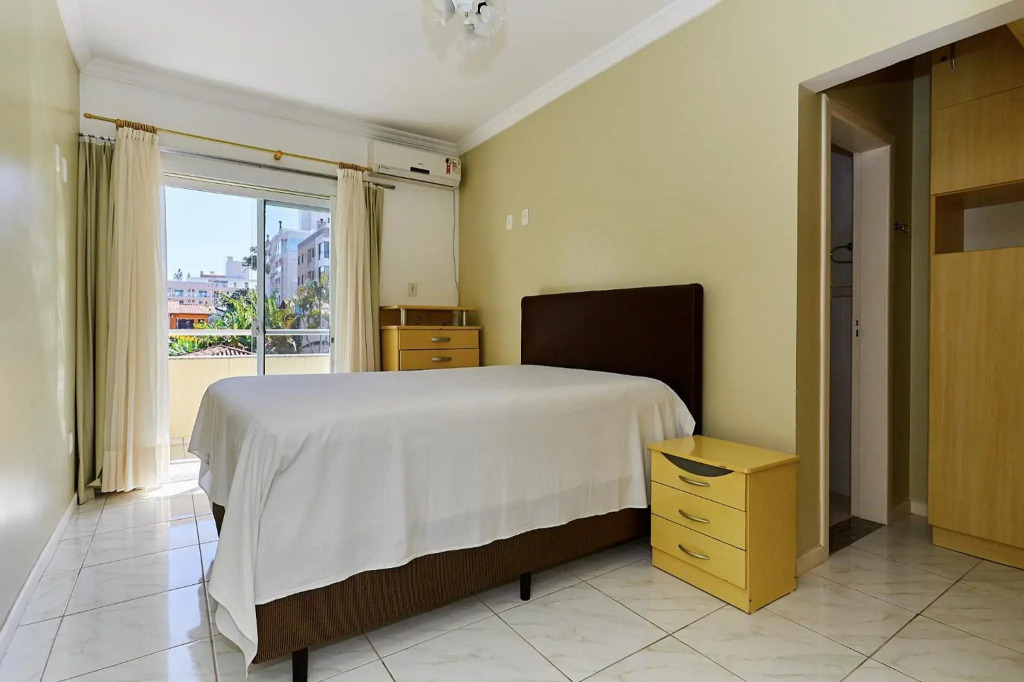 1040 - Departamento 2 quartos na Rua Pirajica . 200 m da Praia Bombinhas Centro