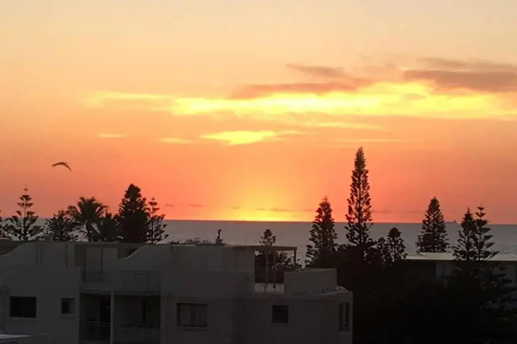 NEW UPMARKET COMFORTABLE 2 Bed, 2 Bath, OCEAN VIEWS, 250m to BUDDINA BEACH!