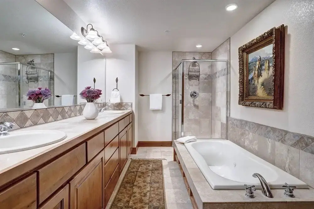Ski-in/ski-out 3 Bedroom Townhome at Snowflake Lift With Private Hot Tub