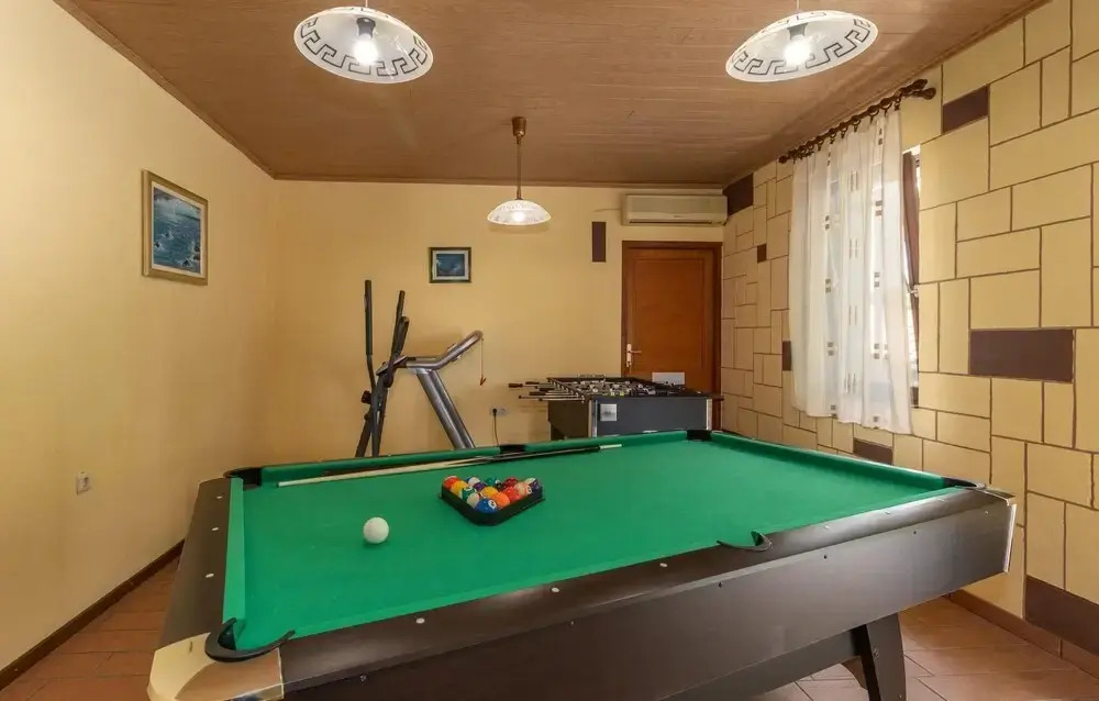 Beautiful Home in Donji Zagon With Wifi and 6 Bedrooms