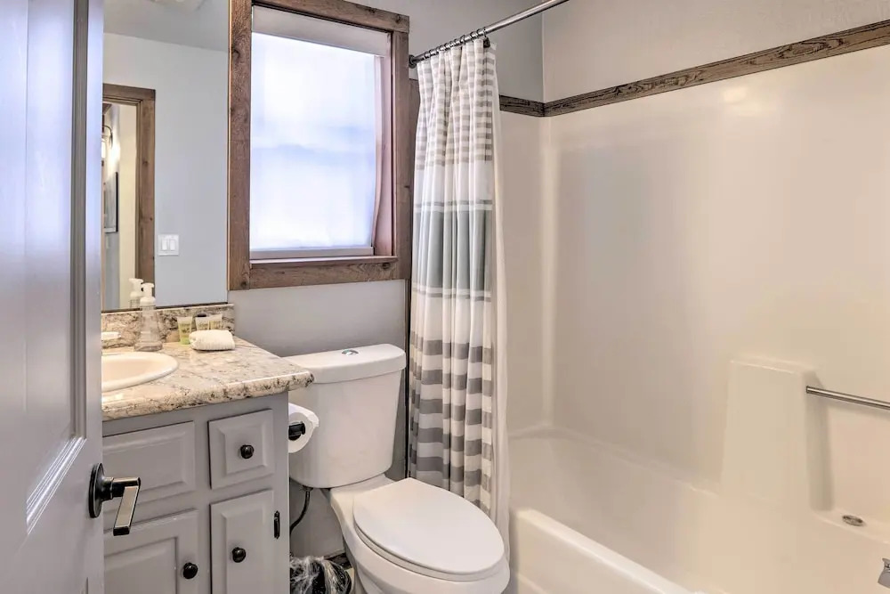 Chic Truckee Cabin Close to Golf Course & Hiking