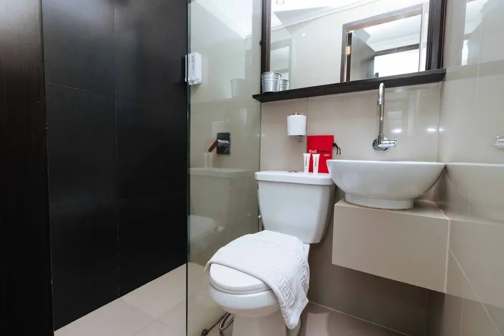 RedDoorz Plus @ Poblacion Makati