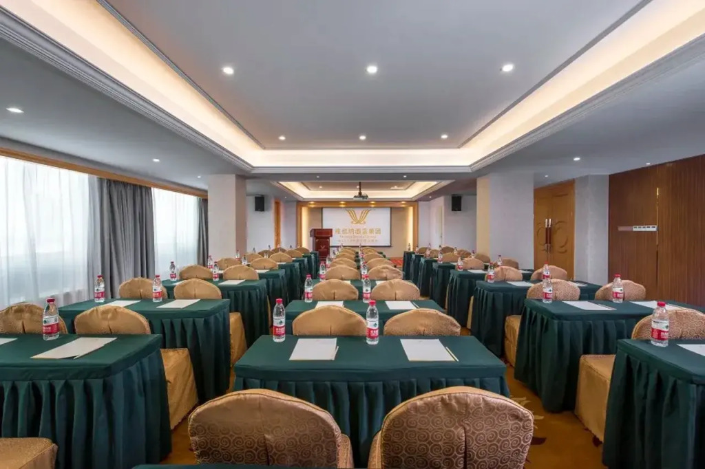Vienna Hotel ( Guanlanhu station Shanshui Tianyuan)