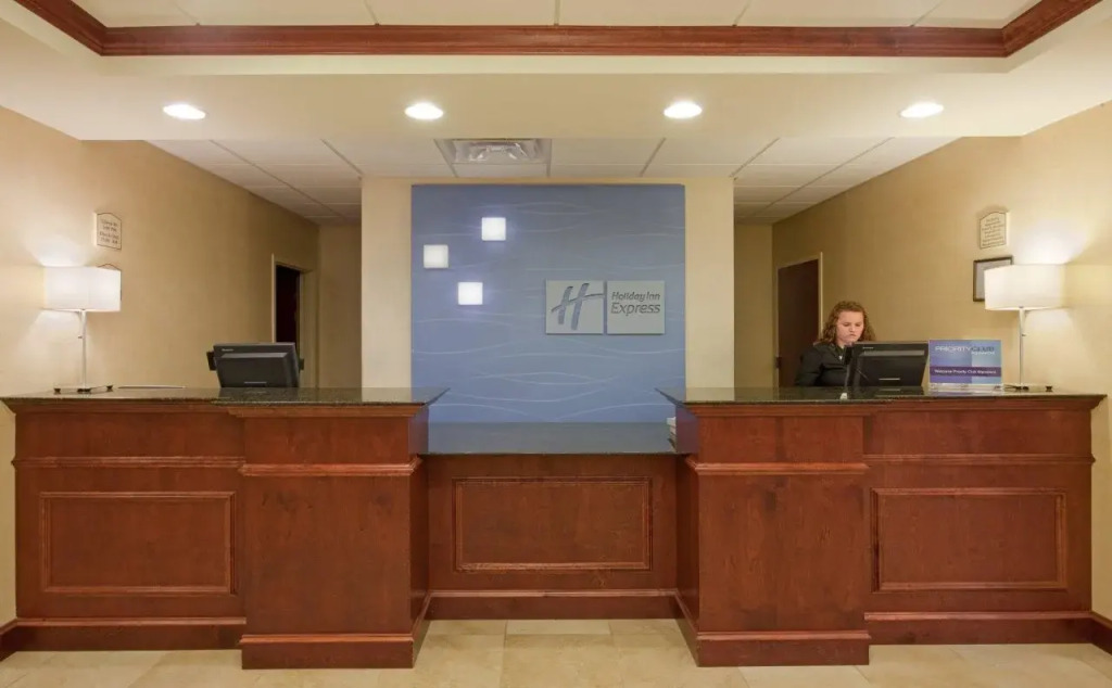 Holiday Inn Express & Suites Rochester by IHG
