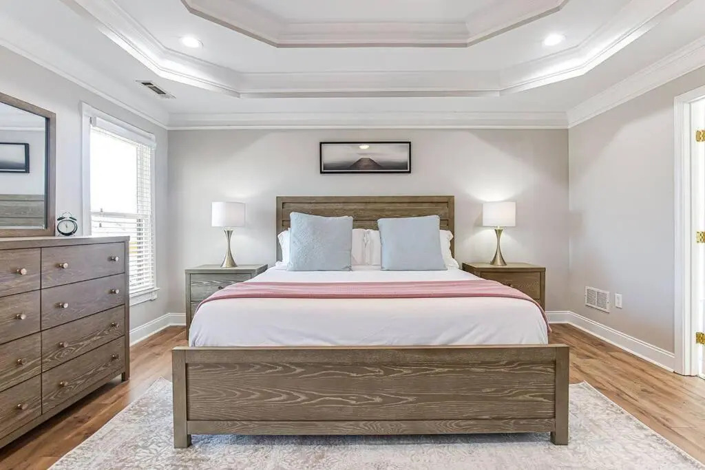 Huge 4 Bdrm Home in the Heart of Atlanta King Bed