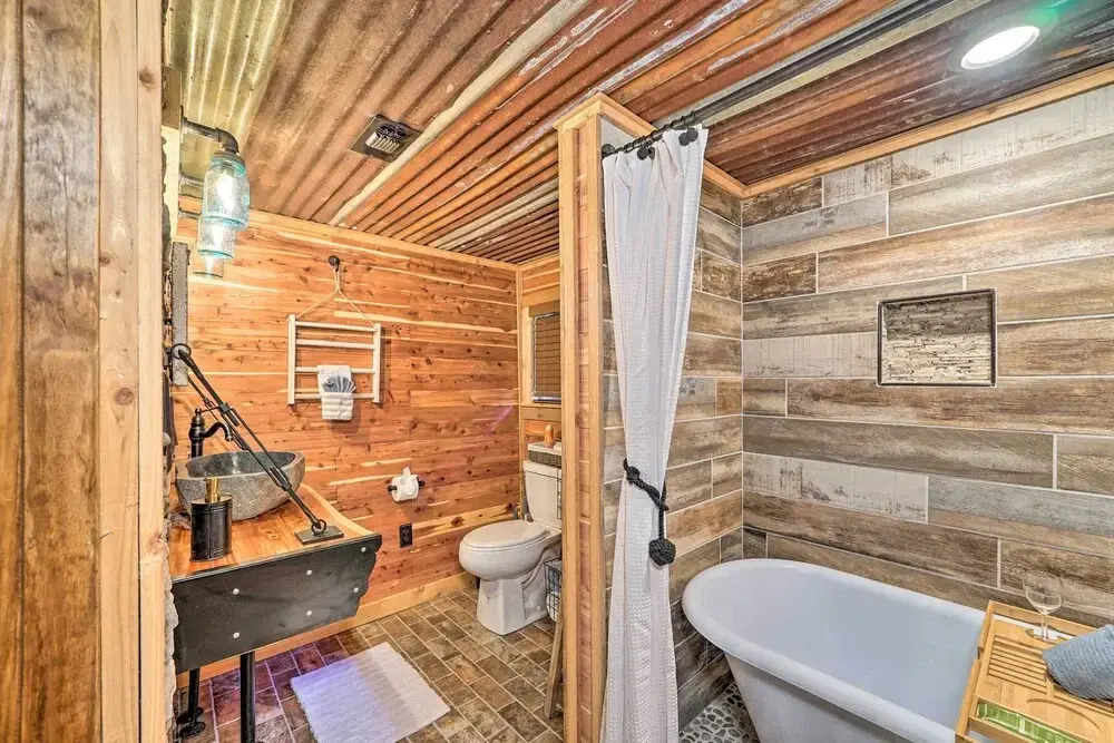 Private Hot Tub & Deck! Cabin Near Broken Bow Lake