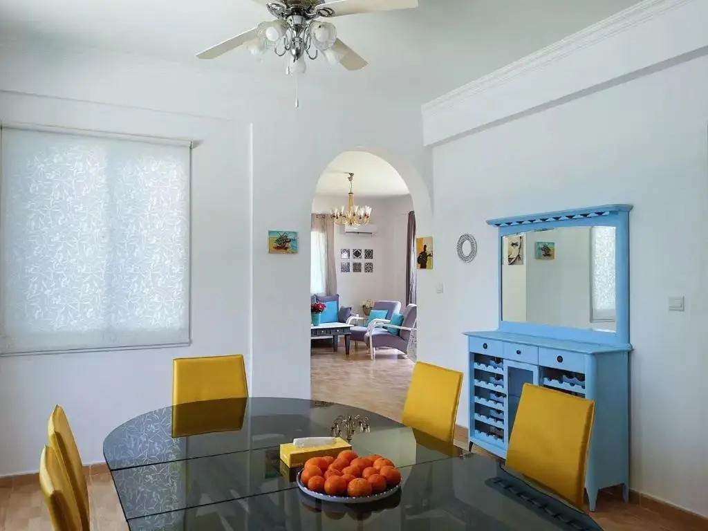 Coral Bay Villa .5 bedrooms.1 minute walk to the beach