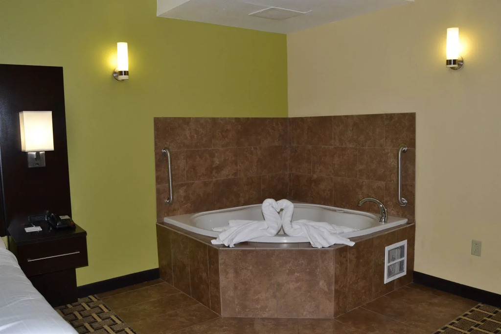 Holiday Inn Express & Suites Cross Lanes by IHG