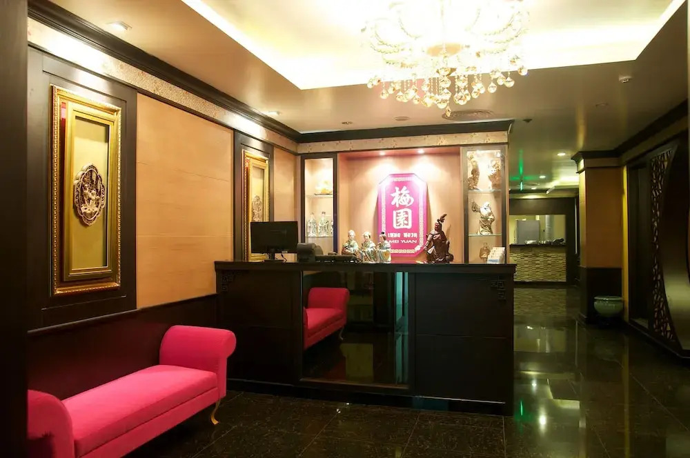 Jolly Suites and Spa Petchkasem