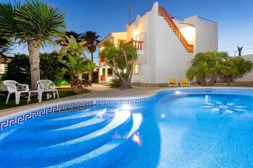 Villa in Playa D´en Bossa sleeps 9