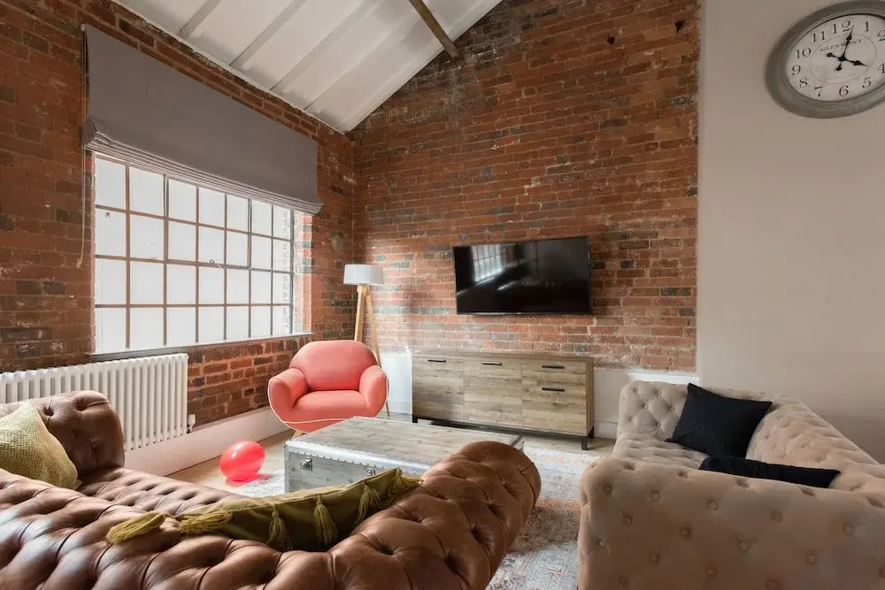 The Warehouse Loft - Trendy Converted Warehouse 3BDR