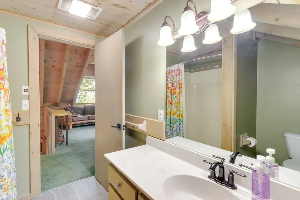 Cozy Cherry Log Cabin w/ Hot Tub & Mountain Views!