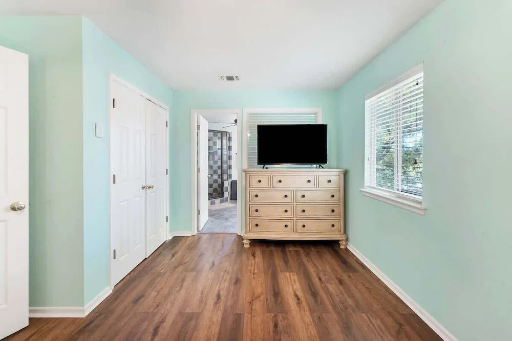 Lakeshore Escapes, on Canyon Lake Waterfront