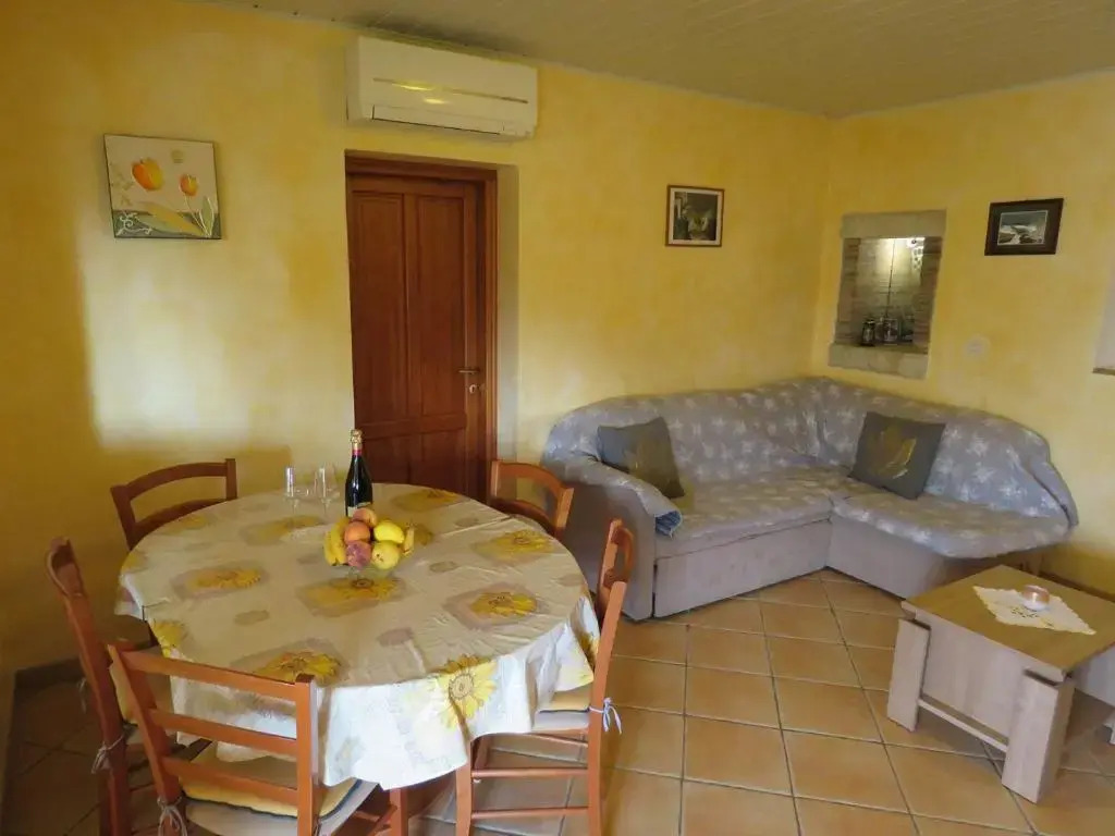 Apartment Banko A6 with Large Garden Near the Sea