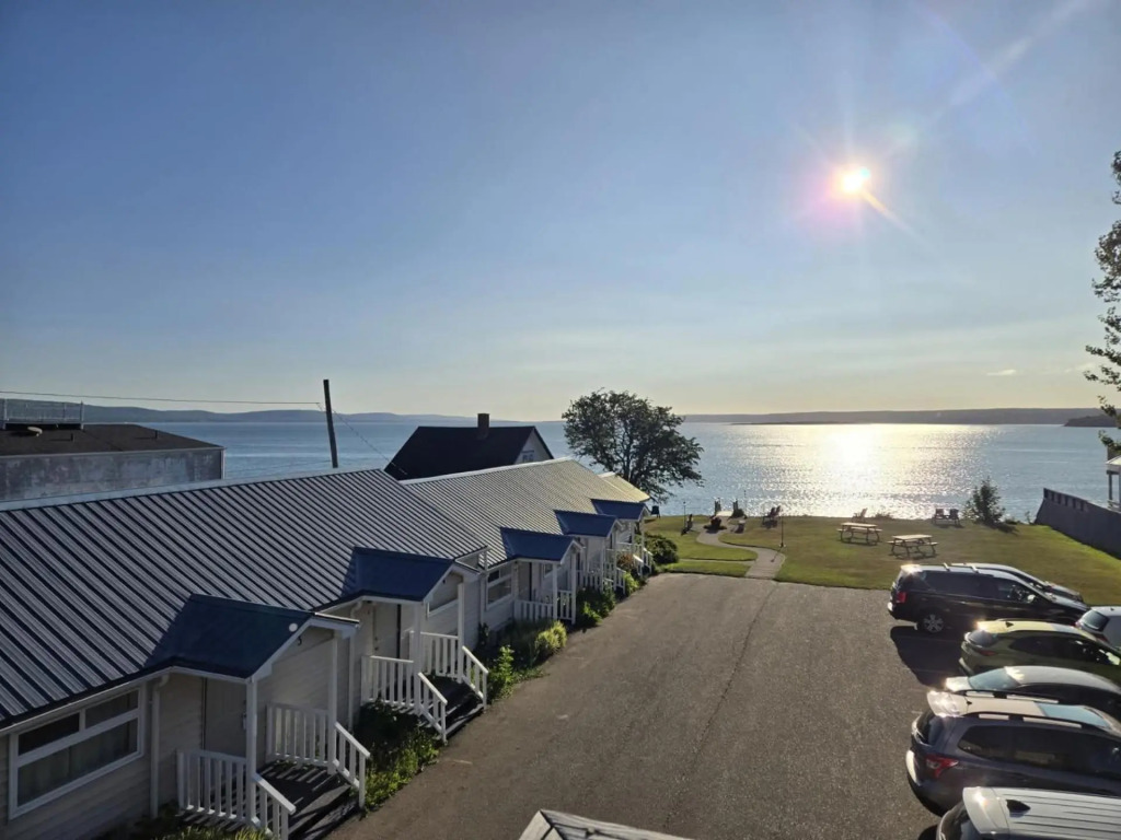 Seawinds Motel & Cottages