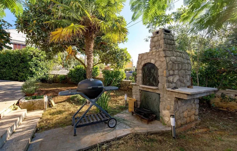 Stunning Home in Kremenici With Wifi and 2 Bedrooms