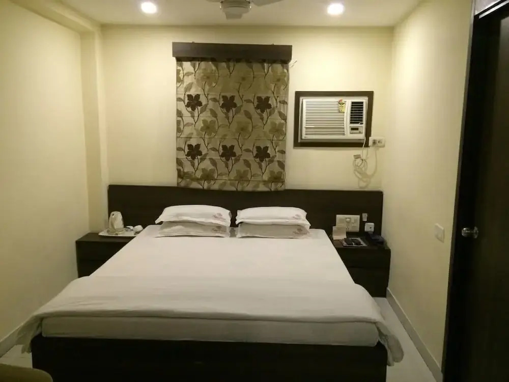 OYO 9182 Kings Crown Hotel