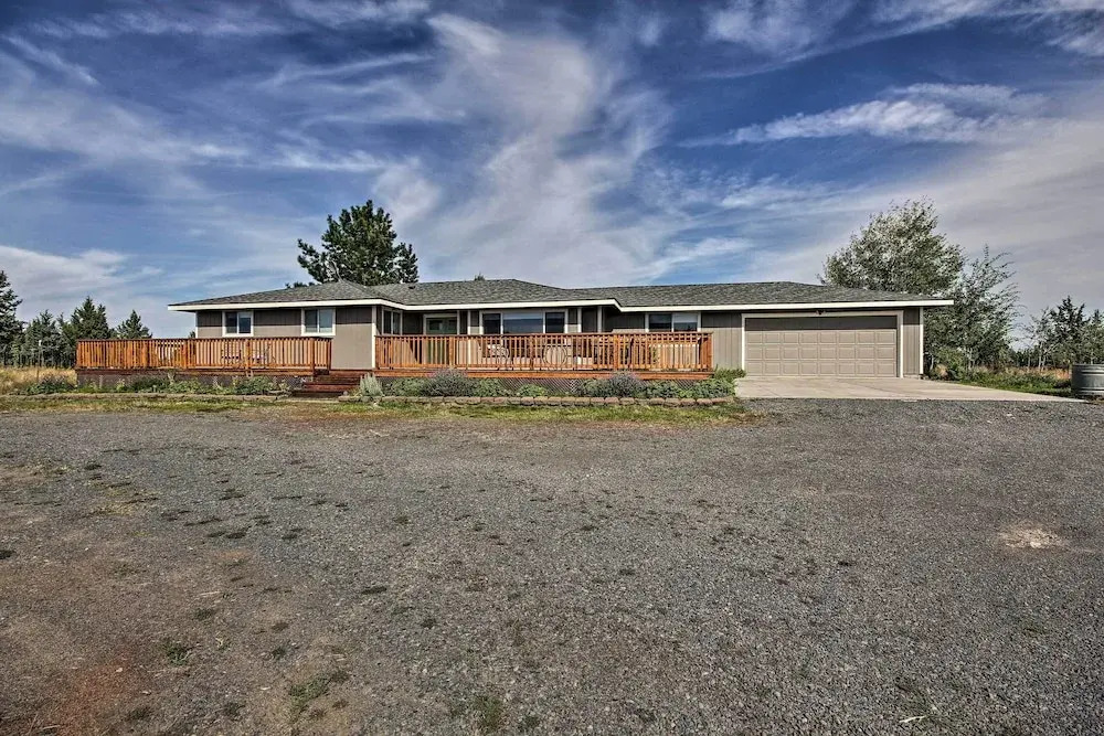 Updated Farmhouse w/ Deck on Central Oregon Canal!