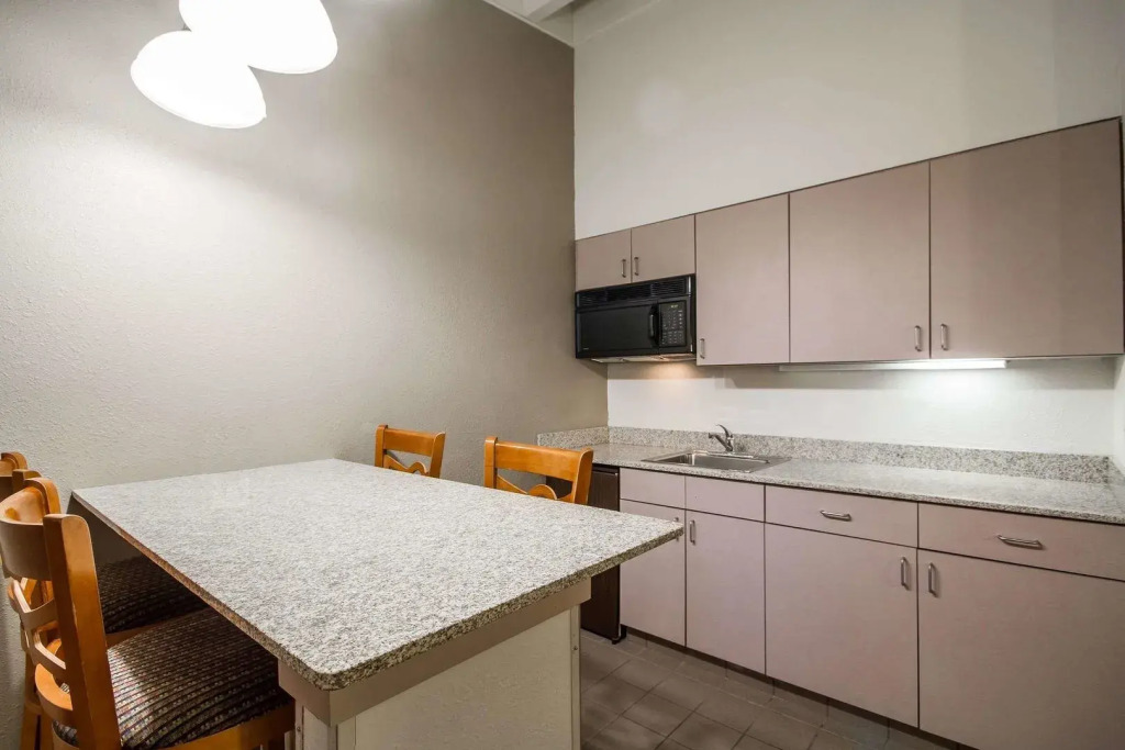 Comfort Inn & Suites Madison - Airport