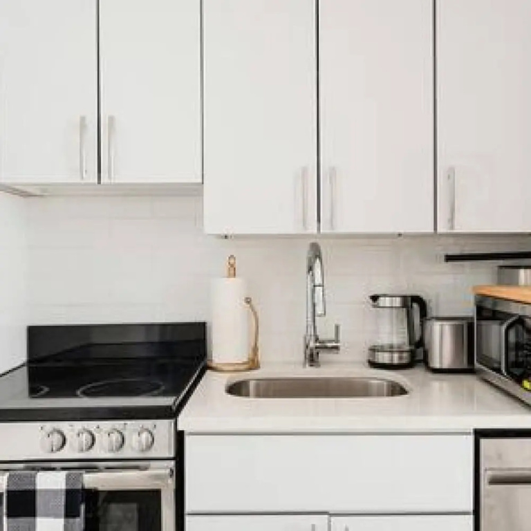 444-2e Modern 2BR Hell s Kitchen