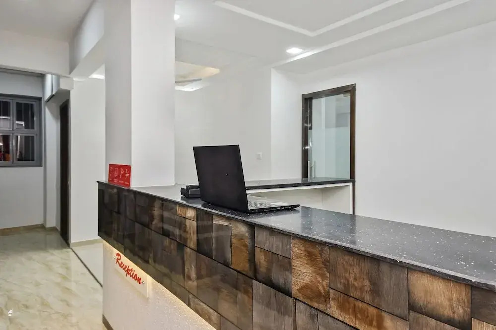 OYO Flagship 30317 The Address