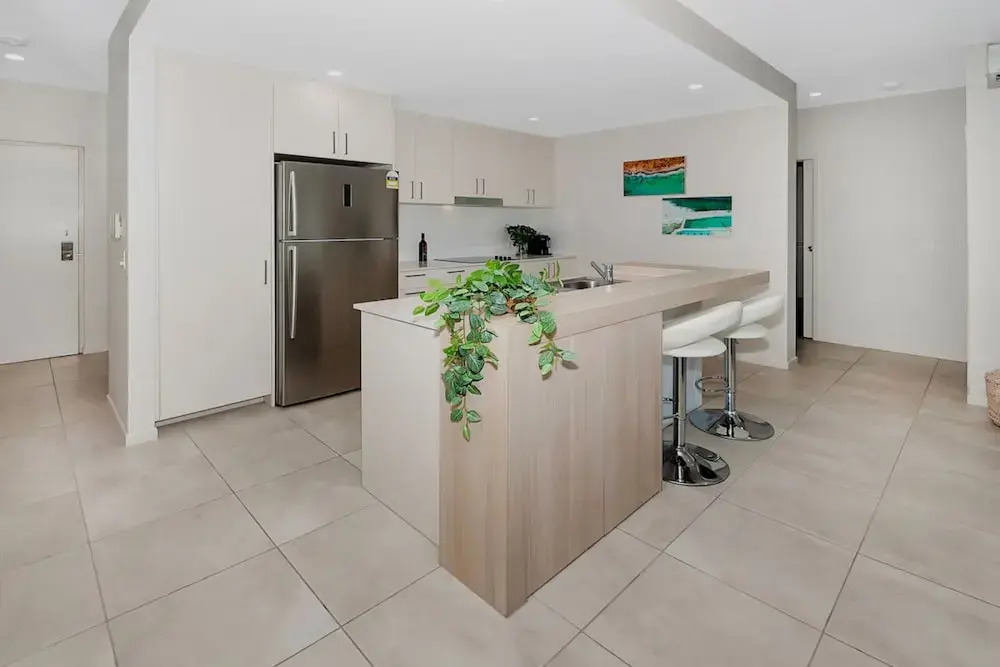 Coastal 2-bed With Parking & Pool by the Ocean