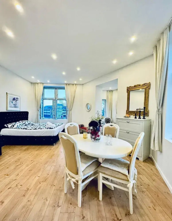 Comfortable Private Rooms in 3BR Apartment Near Kaufpark Alterlaa