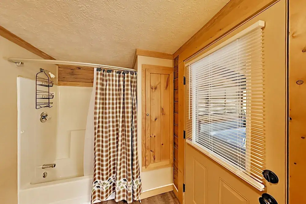 Secluded Creekside W/ Private Hot Tub 4 Bedroom Cabin