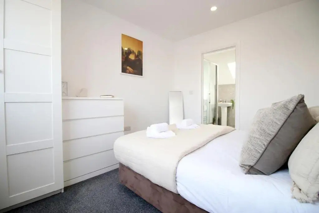 New Light & Airy 3 Bed Getaway - Wifi - Netflix - Comfort
