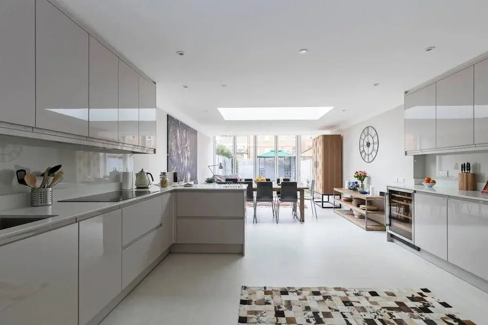 Gorgeous 5BR home with garden and parking in Battersea