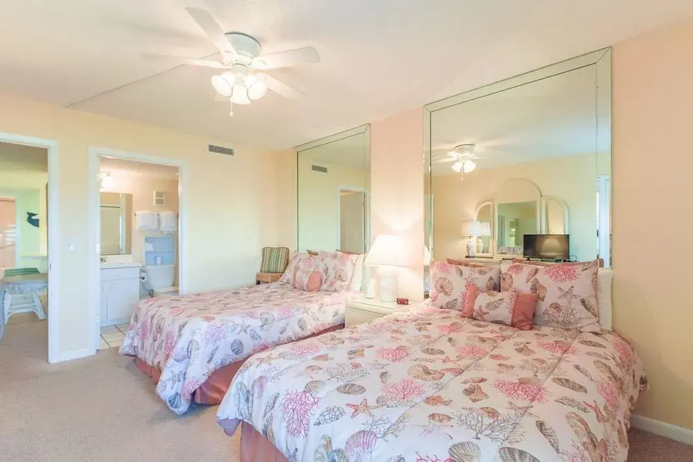Gulf Shore Condo #118 - 2 Br condo by RedAwning