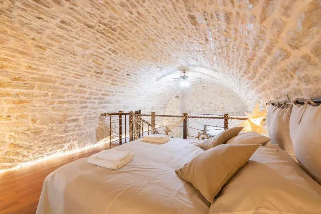 Sea front historic house in the heart of old town, inside torrione aragonese