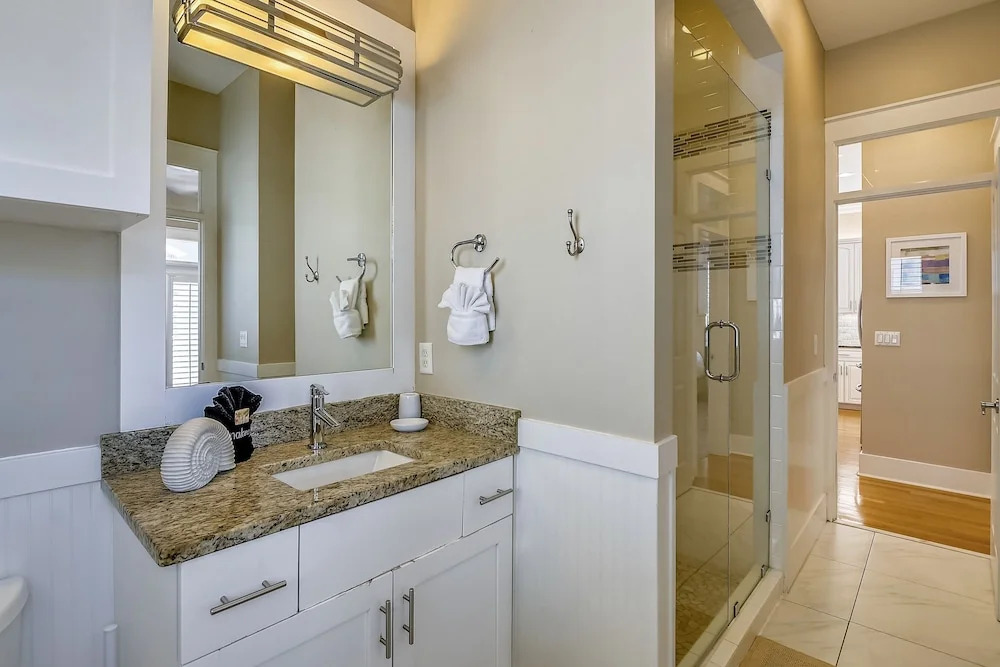 Paradise Pointe - Gorgeous 4 BR home with pool by RedAwning