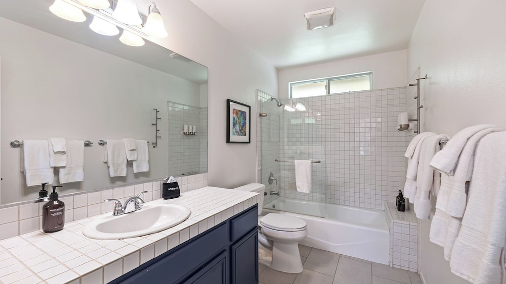 Luxury Oasis w/ Pool + Hot Tub, Fire Pit, Games & Big Yard Larrea by Avantstay